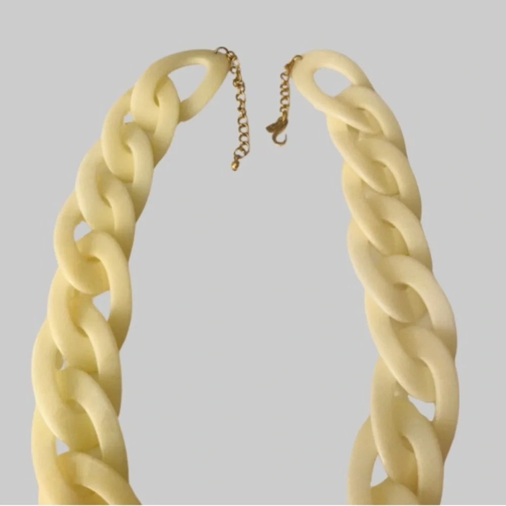 ‼️💥PRICE DROP☄️Kenneth Jay Lane 34” Resin Oval Link Necklace Adjustable Closure